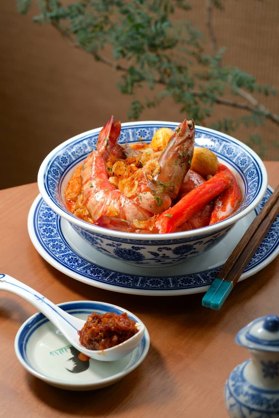 Udon laksa in a blue-and-white porcelain bowl with prawns and sambal at Tembusu